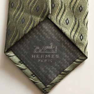 Hermes mens tie 100% silk green. Excellent condition!